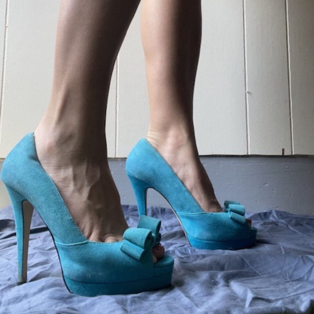 Y2K LE CHATEAU Open Toed faux Suede Heel Blue